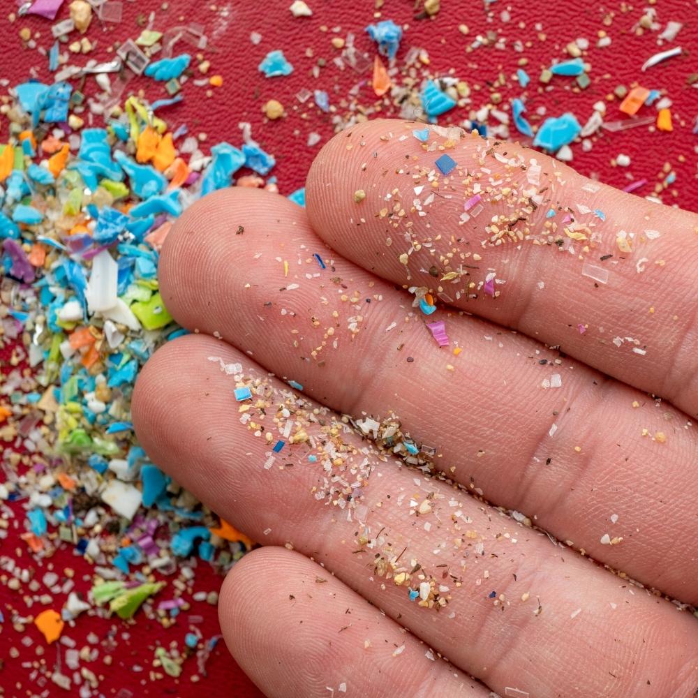 man sieht eine hand auf der mikroplastik zu sehen ist zur studie des bfr zur angst vor mikroplastik in der bevölkerung