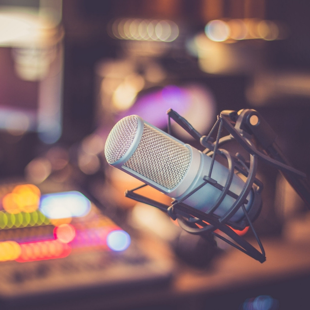 es ist ein mikrofon zu sehen zur studie funkanalyse thüringen 2022