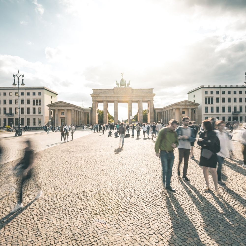 platz am brandenburger tor in berlin mit vielen passanten zu einer studie zum berlin tourismus