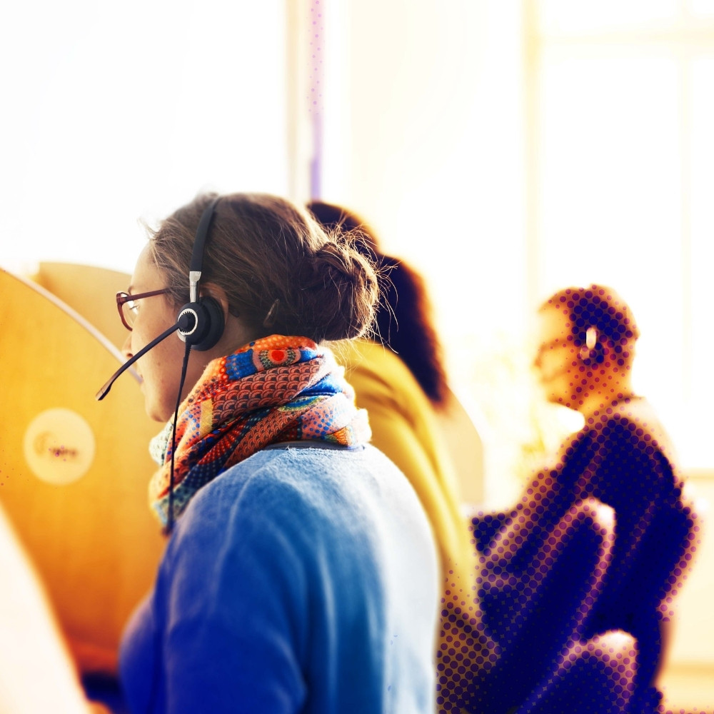 callcenter mitarbeiter im telefonstudio von der info gmbh aus berlin