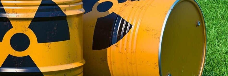 zwei fässer mit radioaktiven abfällen liegen auf dem rasen zur base studie zur endlagersuche