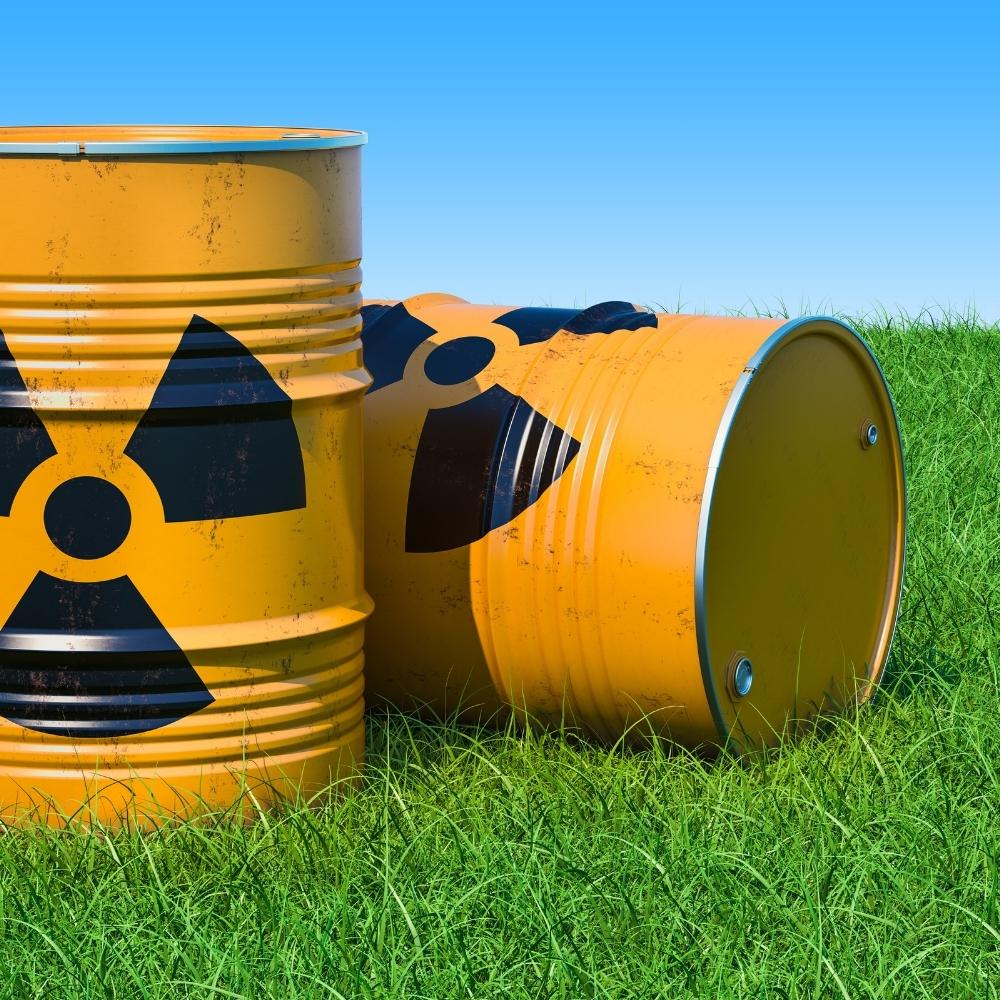 zwei fässer mit radioaktiven abfällen liegen auf dem rasen zur base studie zur endlagersuche
