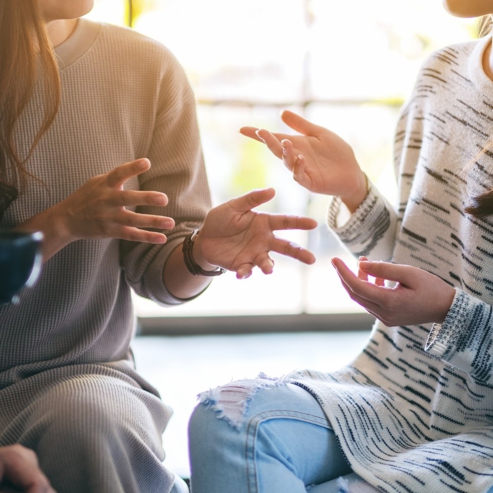 junge menschen diskutieren mit einander zur studie der dkjs repräsentative befragung junger menschen in deutschland